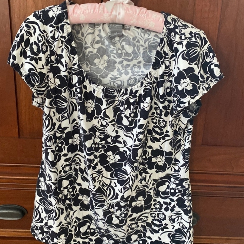 Ann Taylor black and white floral blouse